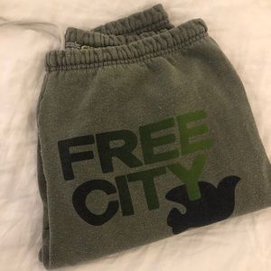 Free city sweats army green size large